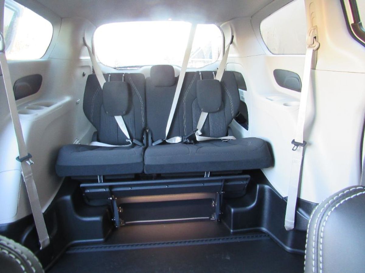 2023 Chrysler Voyager LX - Photo 9