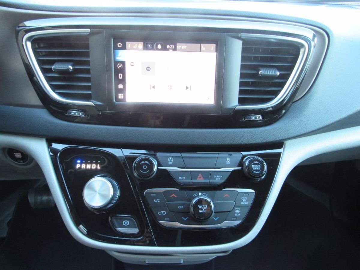 2023 Chrysler Voyager LX - Photo 19