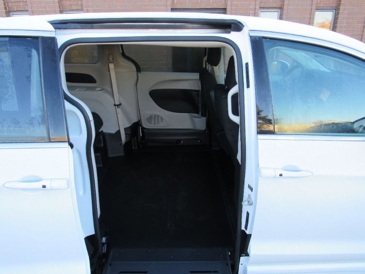 2023 Chrysler Voyager LX - Photo 10