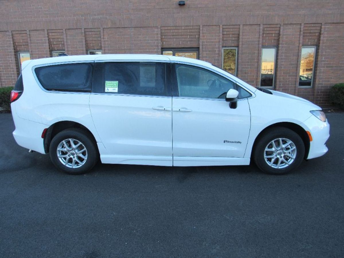 2023 Chrysler Voyager LX - Photo 7
