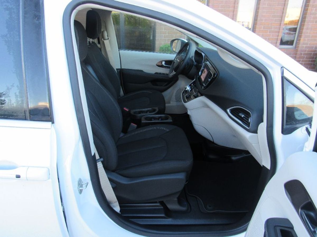 2023 Chrysler Voyager LX - Photo 8