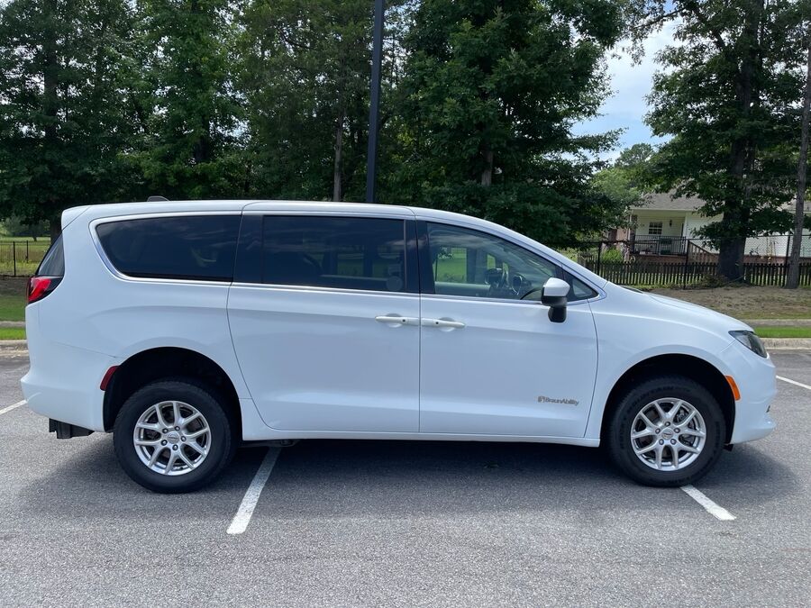 2023 Chrysler Voyager LX - Photo 2