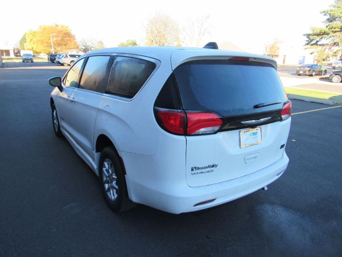 2023 Chrysler Voyager LX - Photo 16