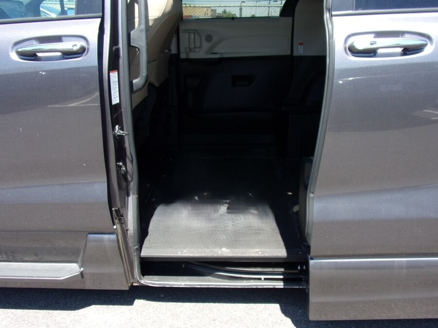 2021 Toyota Sienna XLE - Photo 18