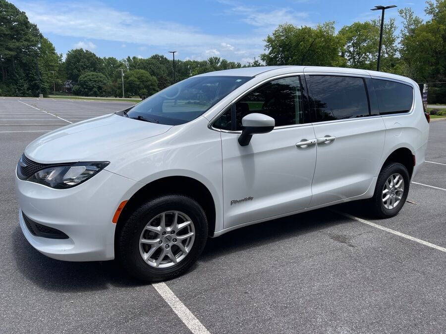 2023 Chrysler Voyager LX - Photo 5