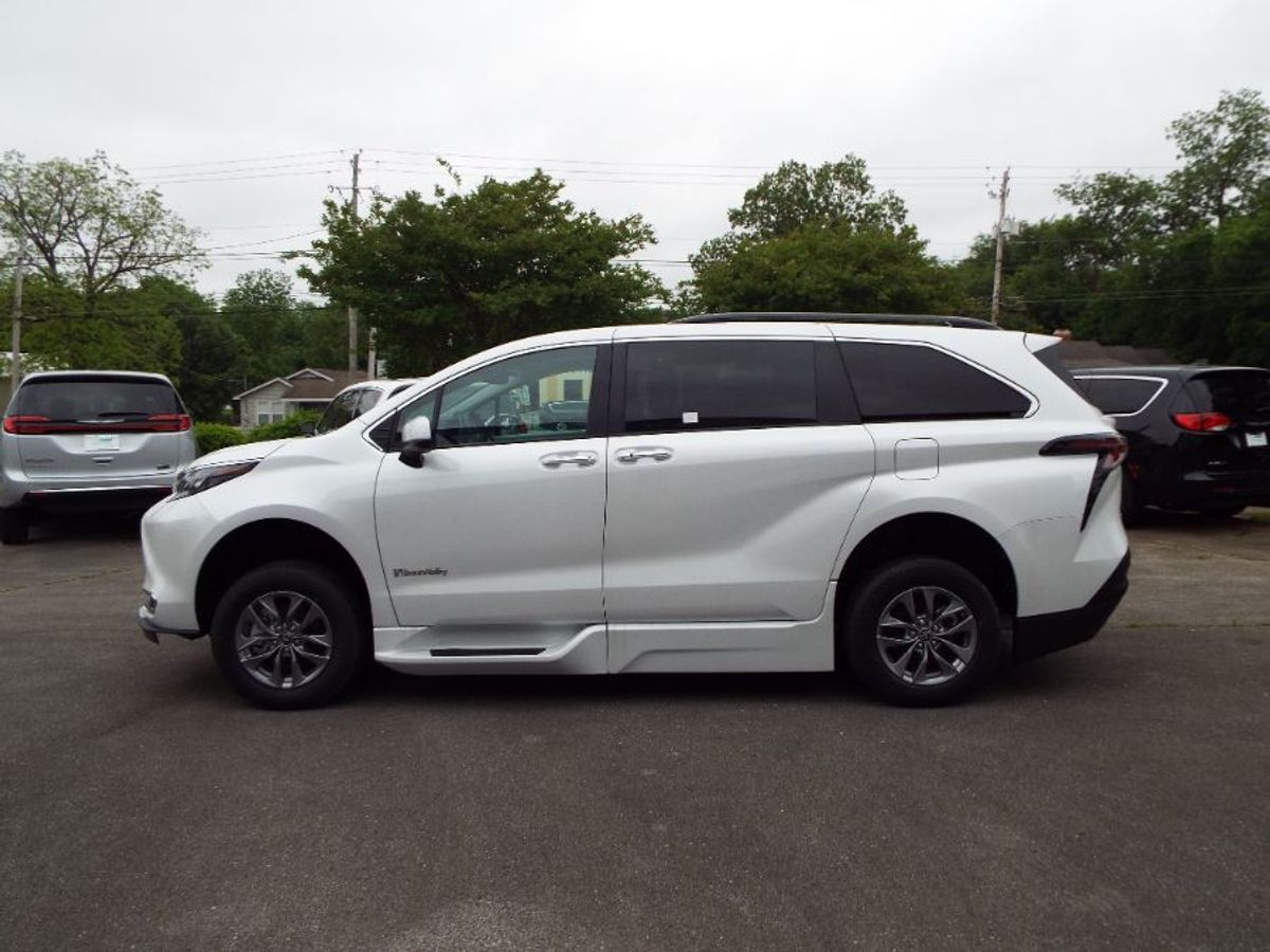 2024 Toyota Sienna XLE - Photo 9