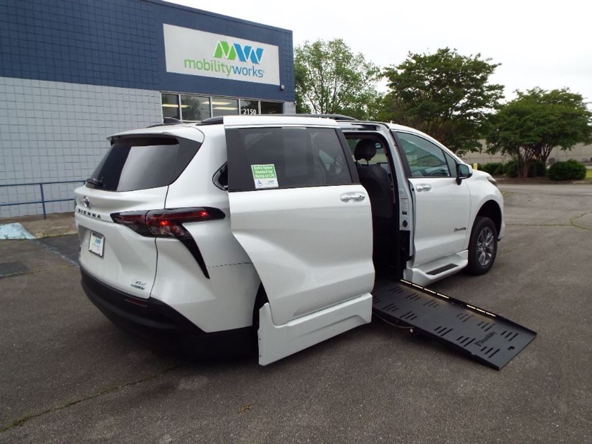 2024 Toyota Sienna XLE - Photo 29