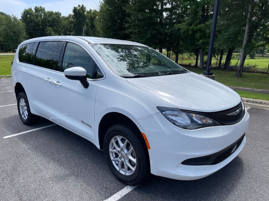 2023 Chrysler Voyager LX - Photo 3