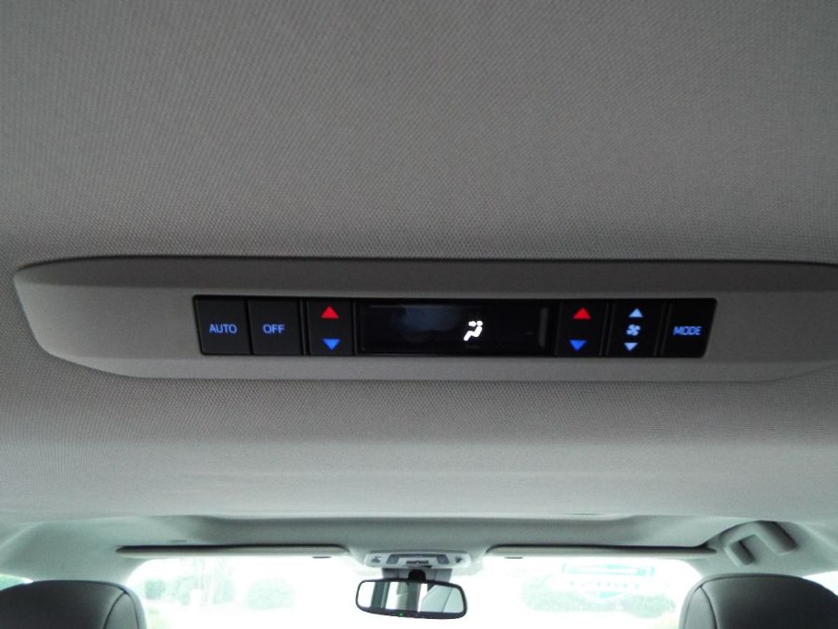 2024 Toyota Sienna XLE - Photo 25