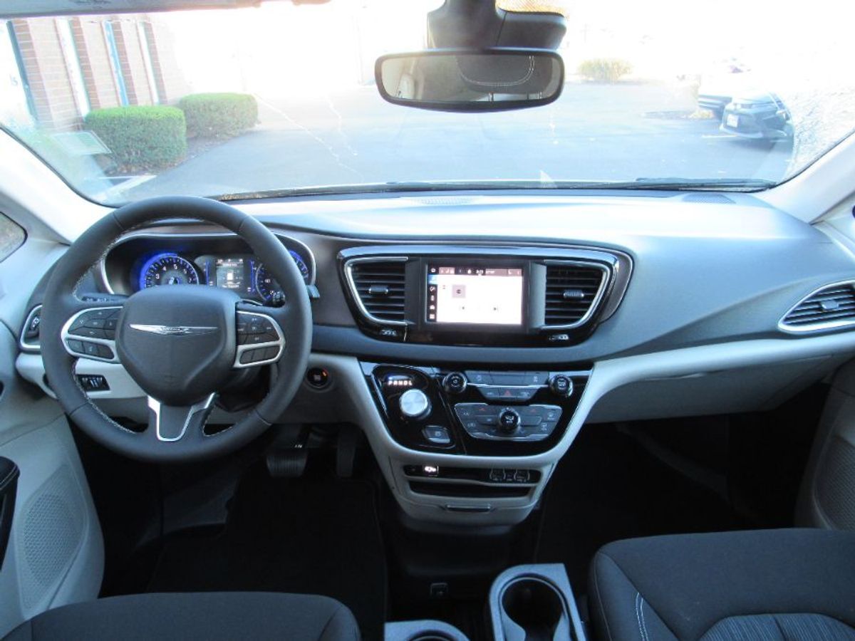 2023 Chrysler Voyager LX - Photo 20