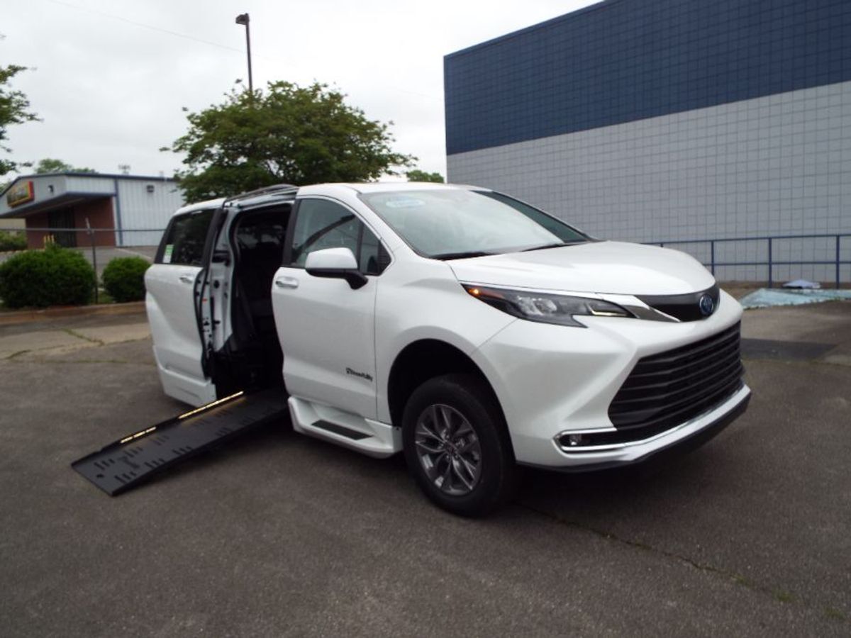 2024 Toyota Sienna XLE - Photo 28