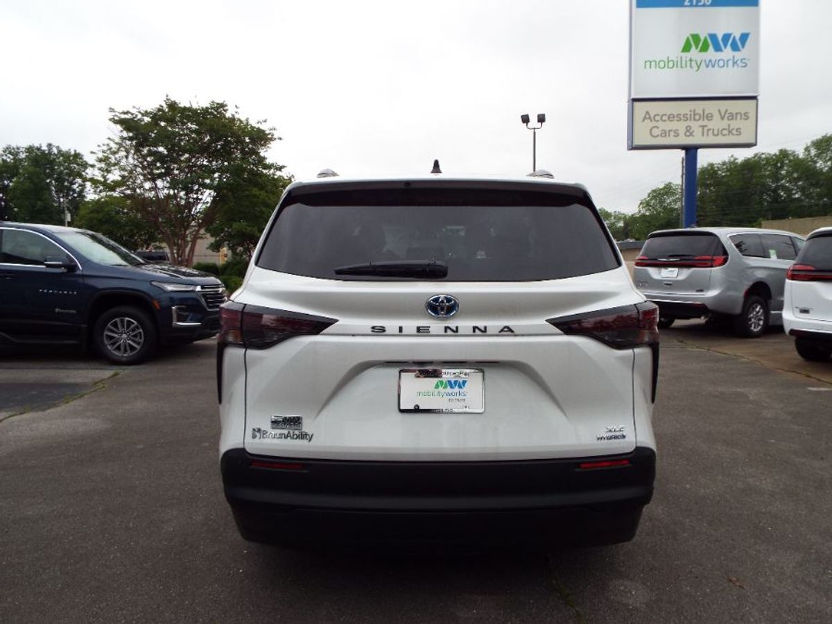 2024 Toyota Sienna XLE - Photo 7