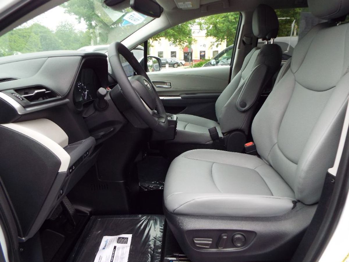 2024 Toyota Sienna XLE - Photo 18