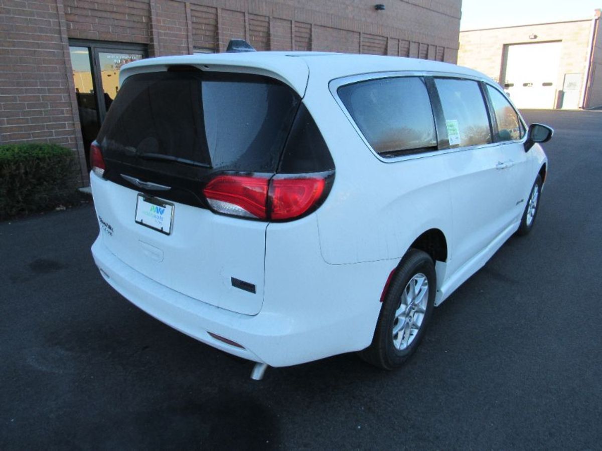 2023 Chrysler Voyager LX - Photo 12