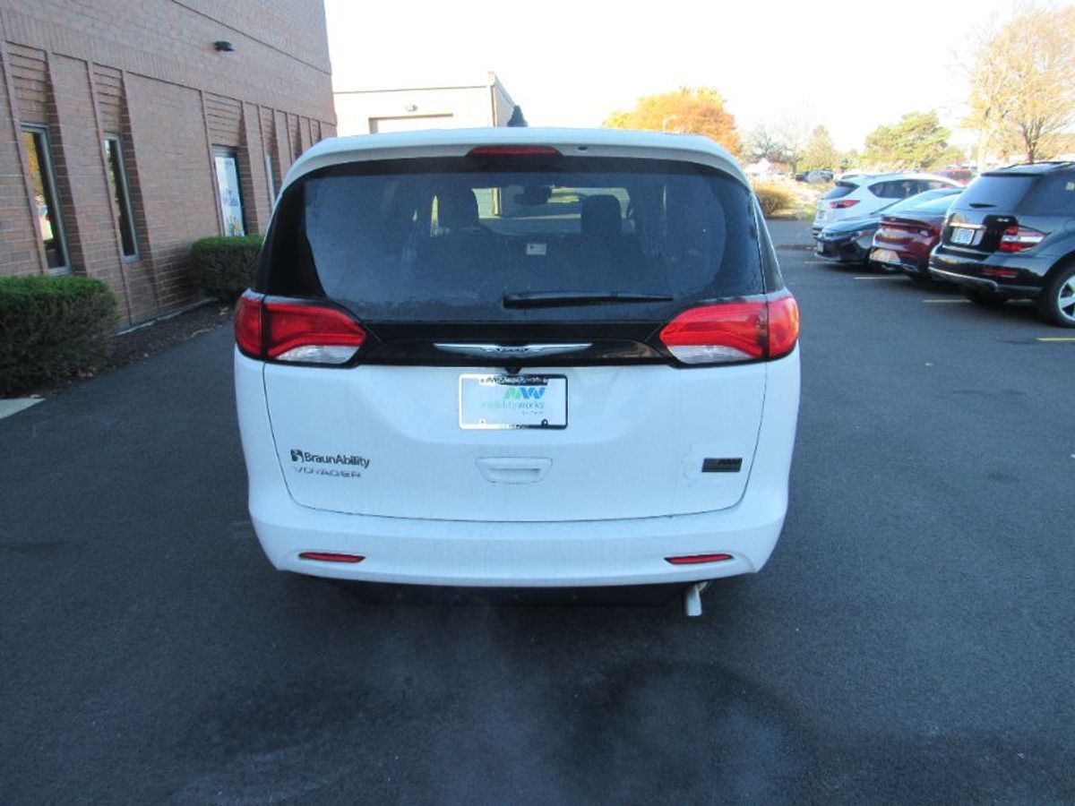 2023 Chrysler Voyager LX - Photo 13