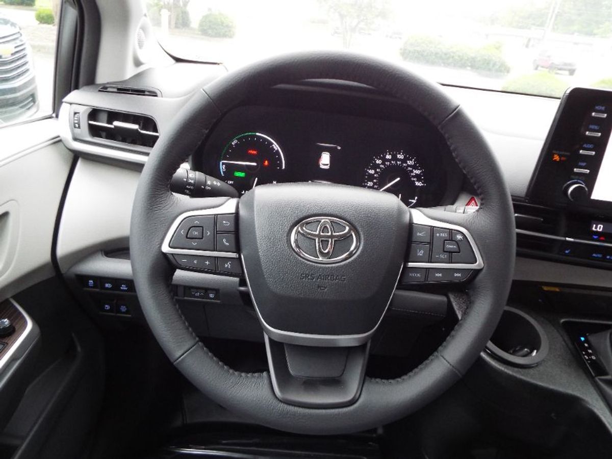 2024 Toyota Sienna XLE - Photo 23
