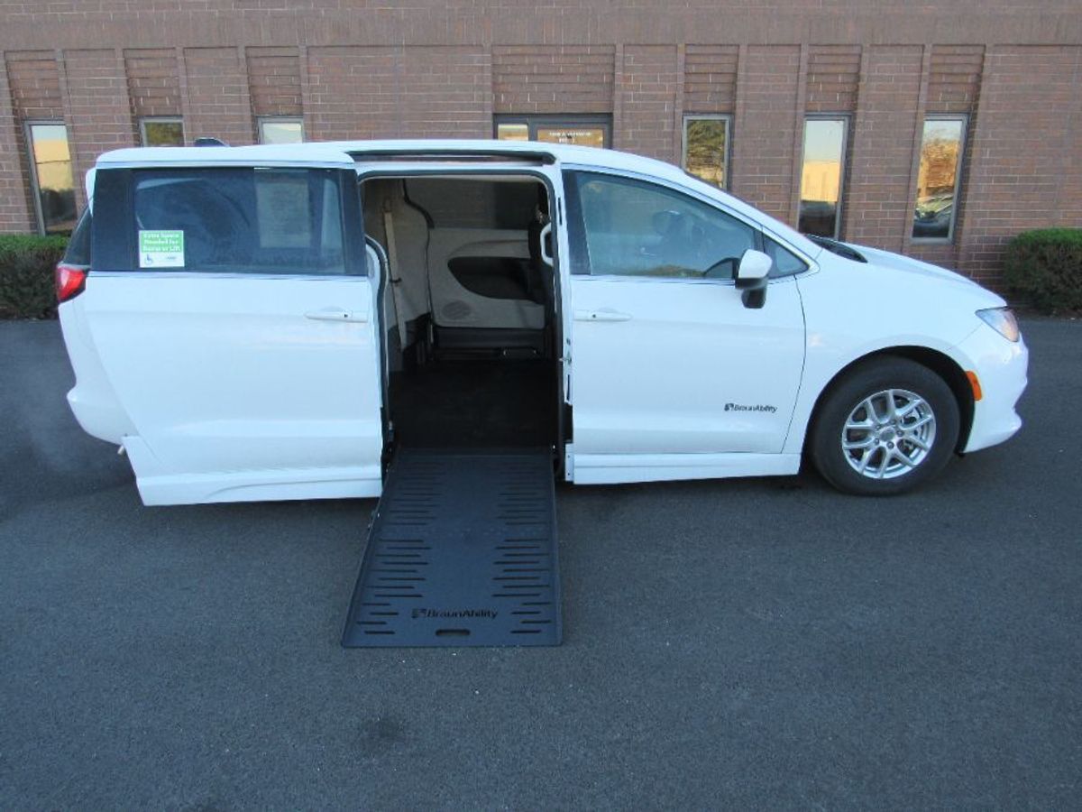 2023 Chrysler Voyager