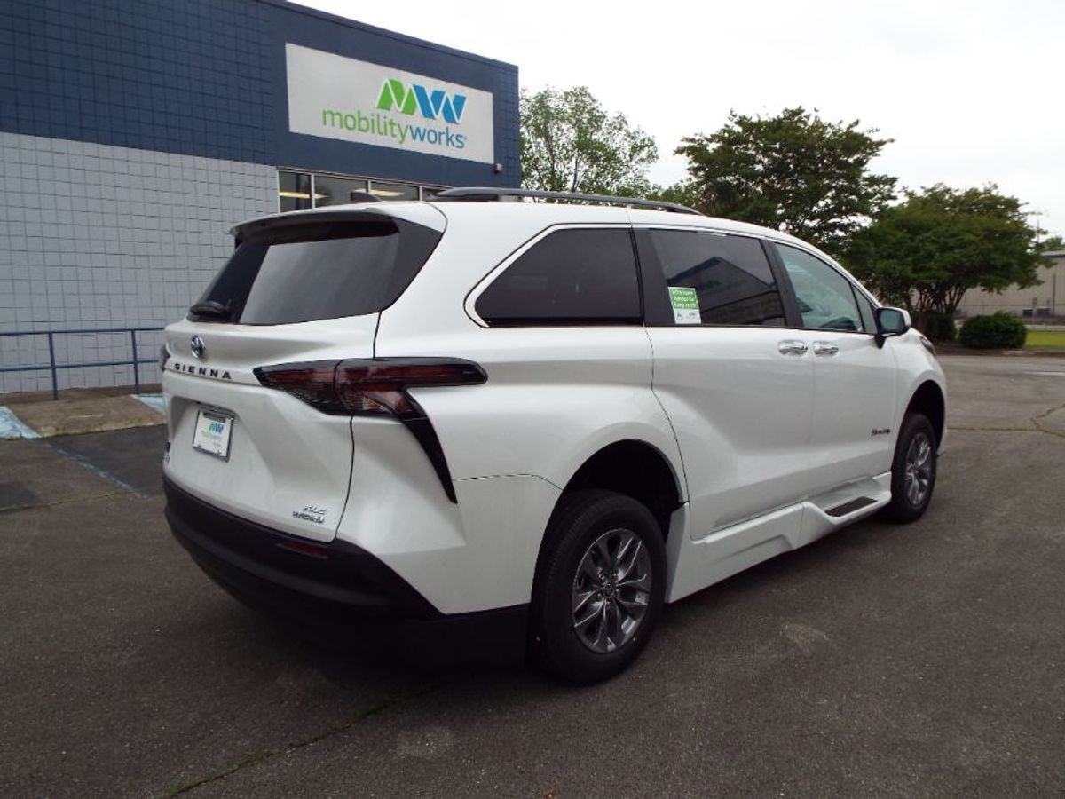 2024 Toyota Sienna XLE - Photo 6