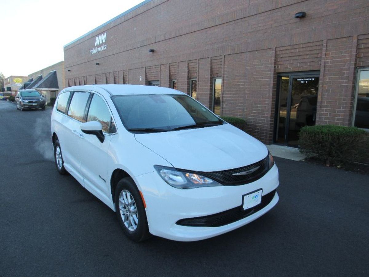 2023 Chrysler Voyager LX - Photo 6