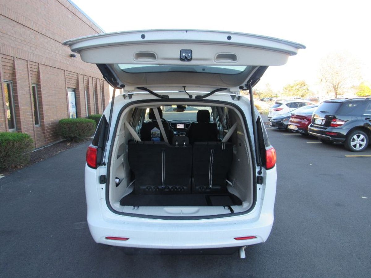 2023 Chrysler Voyager LX - Photo 14