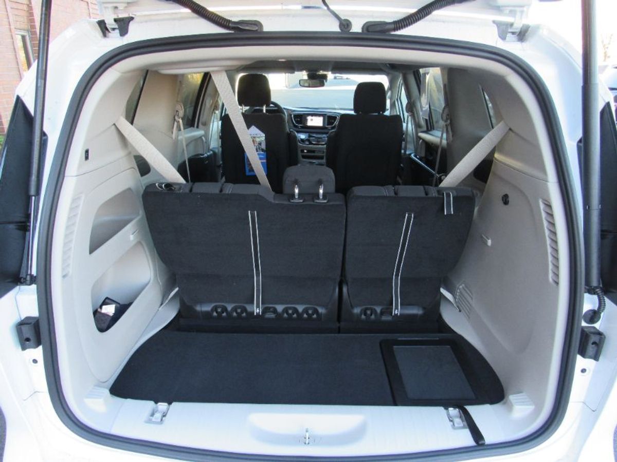 2023 Chrysler Voyager LX - Photo 15
