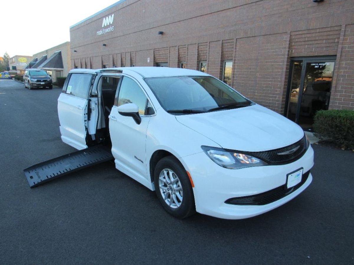 2023 Chrysler Voyager LX - Photo 11
