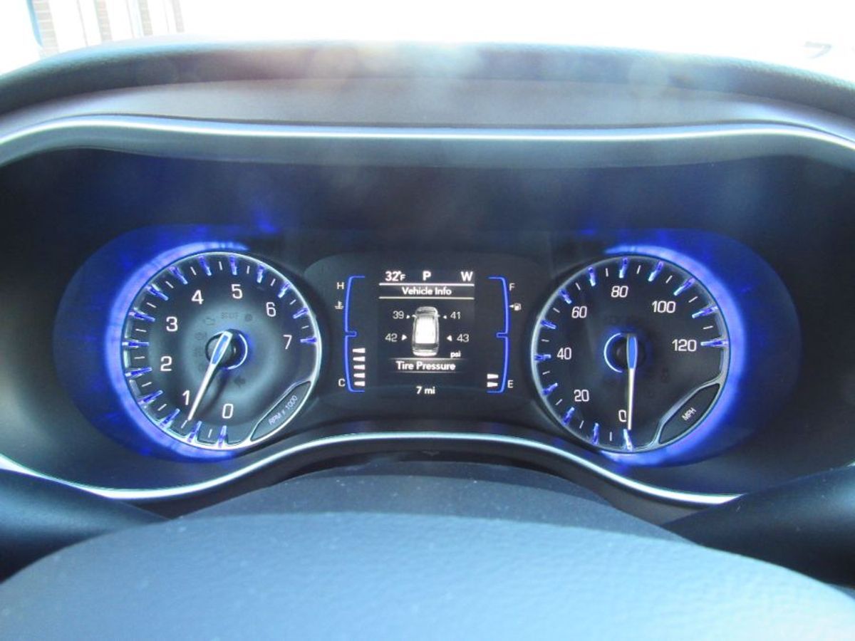 2023 Chrysler Voyager LX - Photo 18