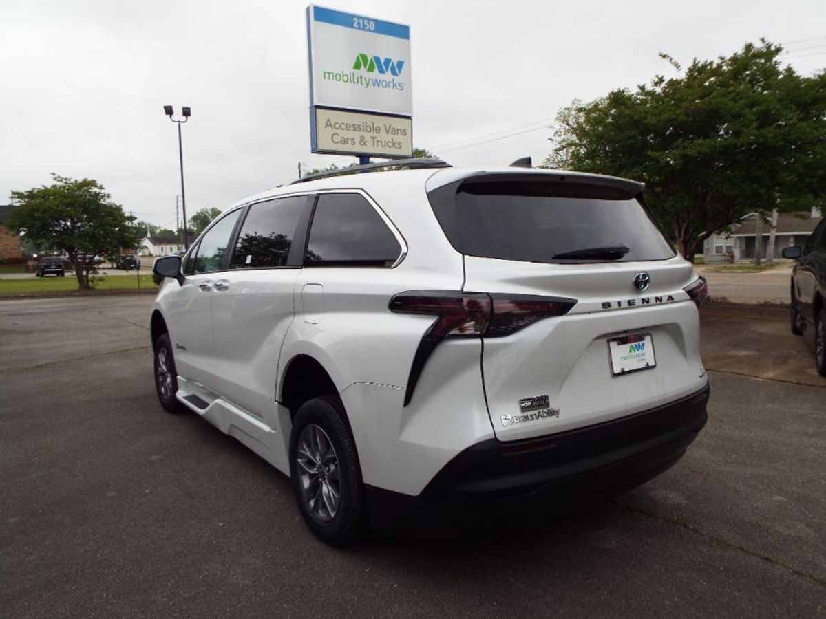 2024 Toyota Sienna XLE - Photo 8