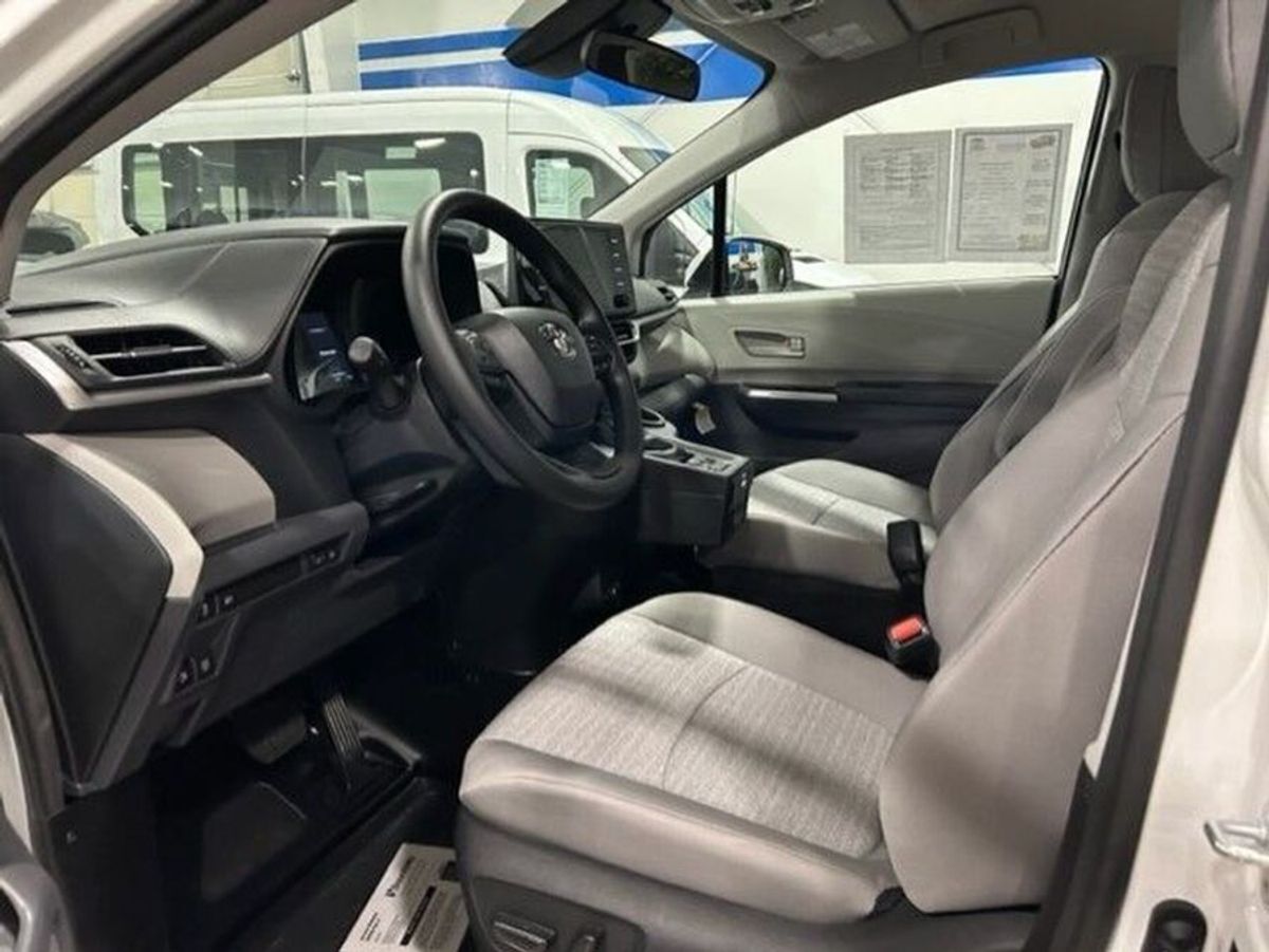 2023 Toyota Sienna LE - Photo 6
