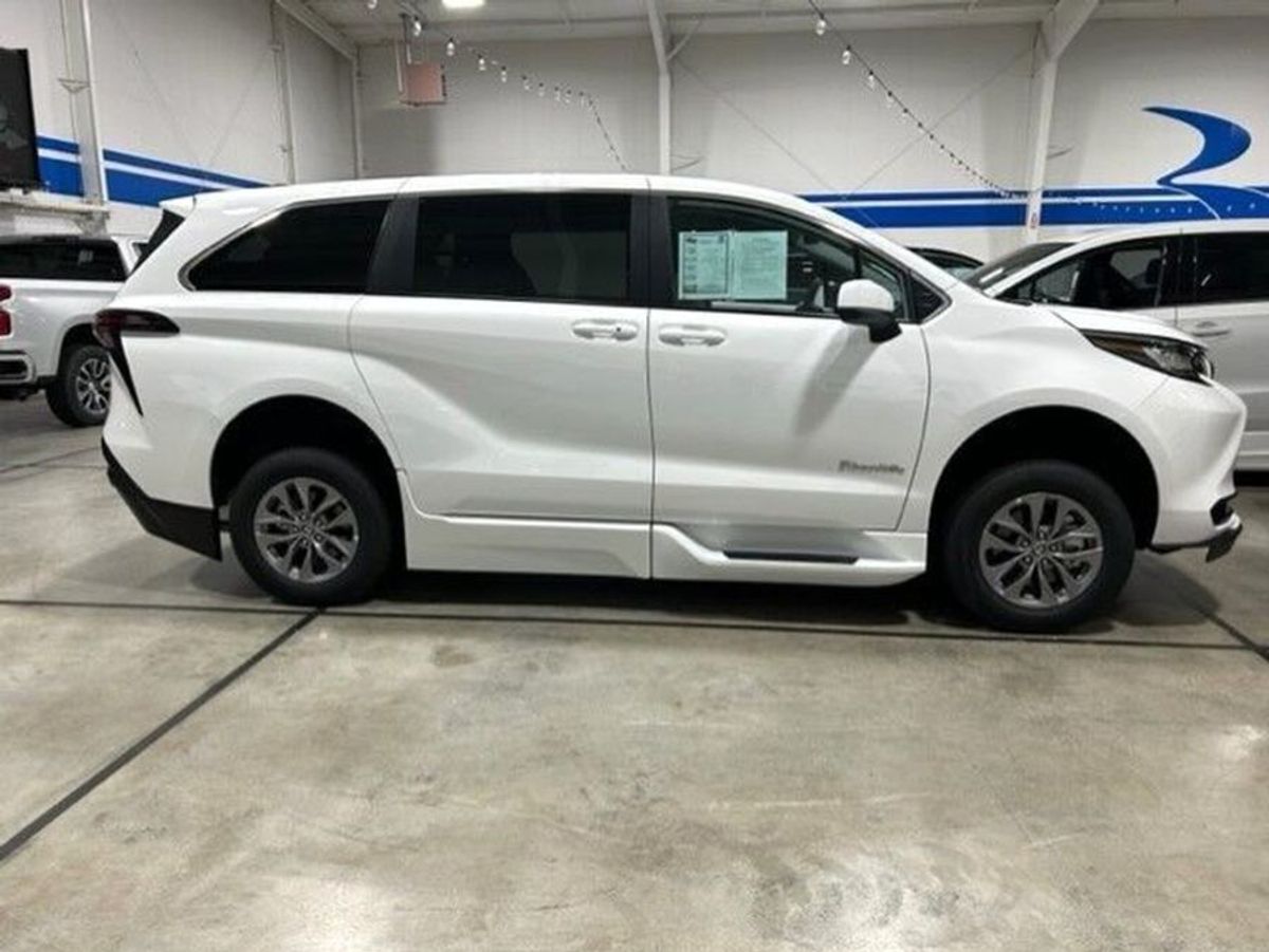 2023 Toyota Sienna LE - Photo 17