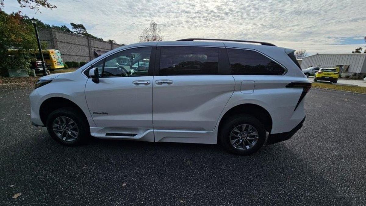 2023 Toyota Sienna XLE - Photo 9