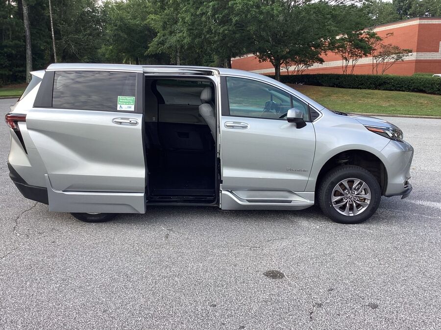 2024 Toyota Sienna XLE - Photo 9