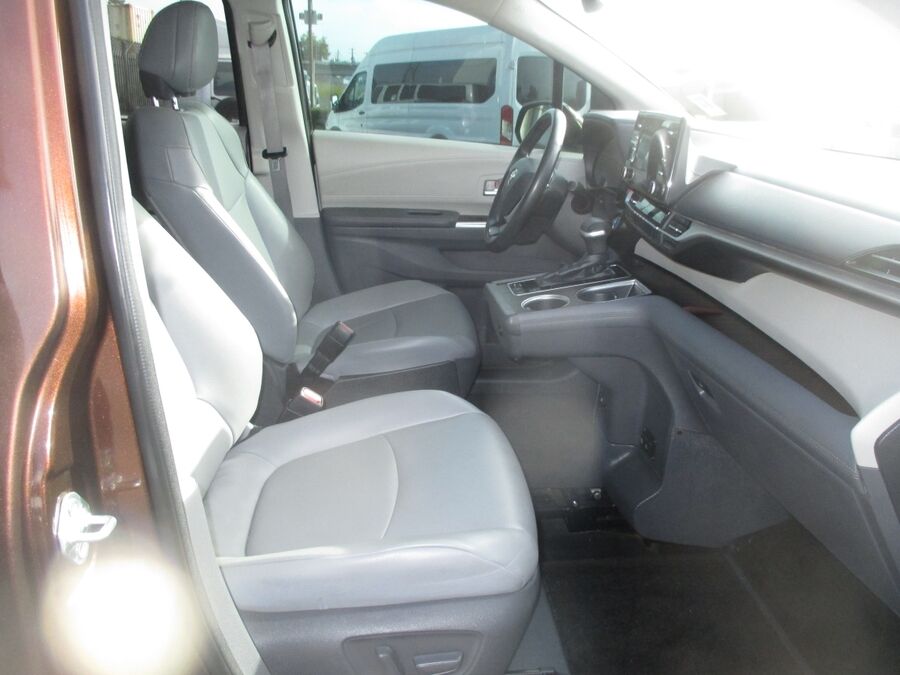 2021 Toyota Sienna XLE - Photo 14