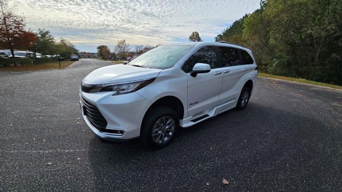 2023 Toyota Sienna XLE - Photo 10