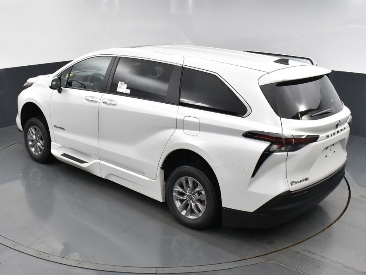 2024 Toyota Sienna XLE - Photo 16