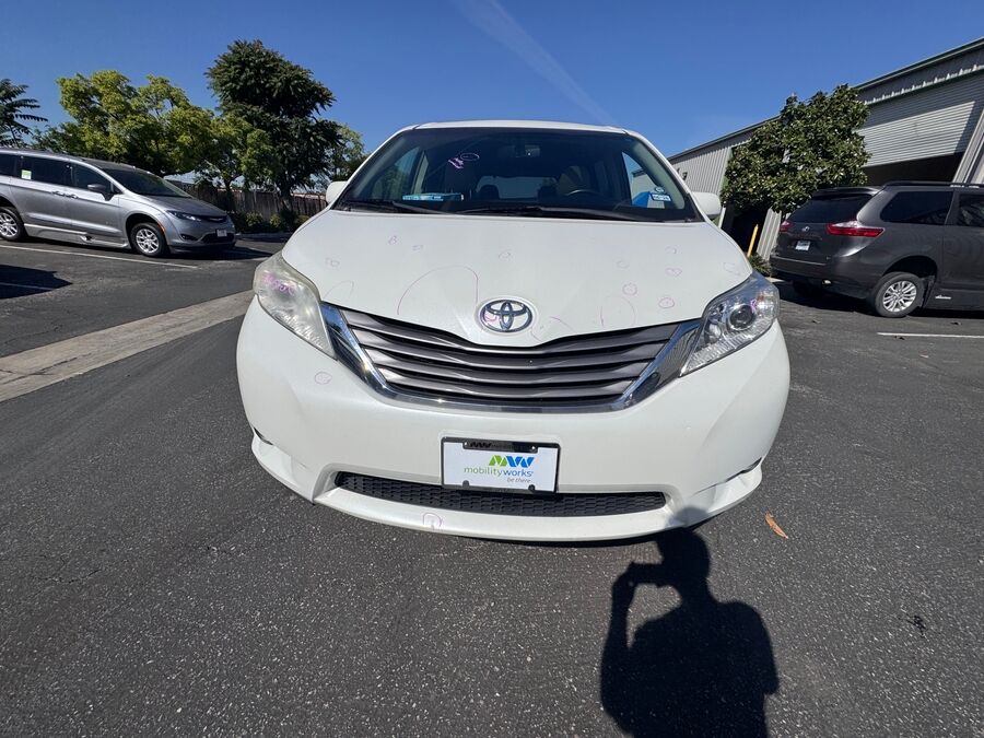 2016 Toyota Sienna XLE - Photo 9