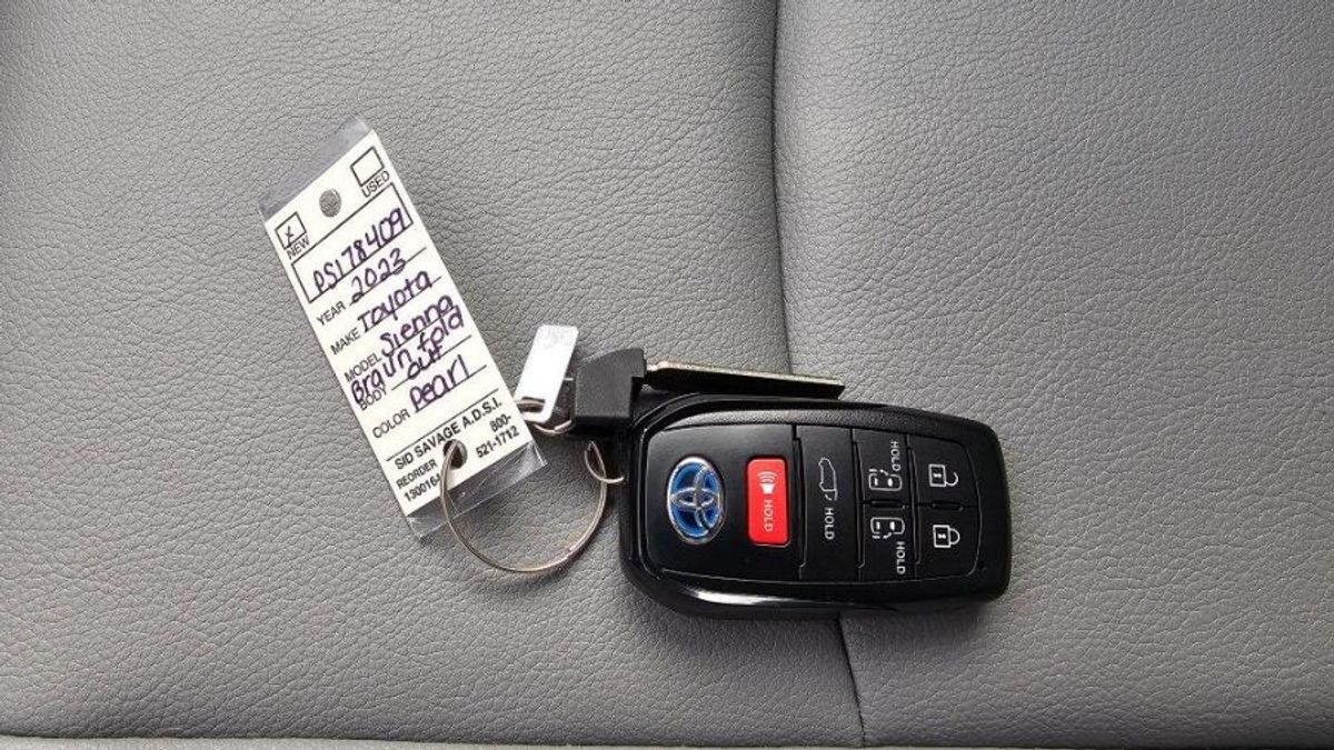2023 Toyota Sienna XLE - Photo 21
