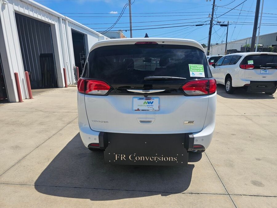 2026 Chrysler Voyager LX - Photo 11