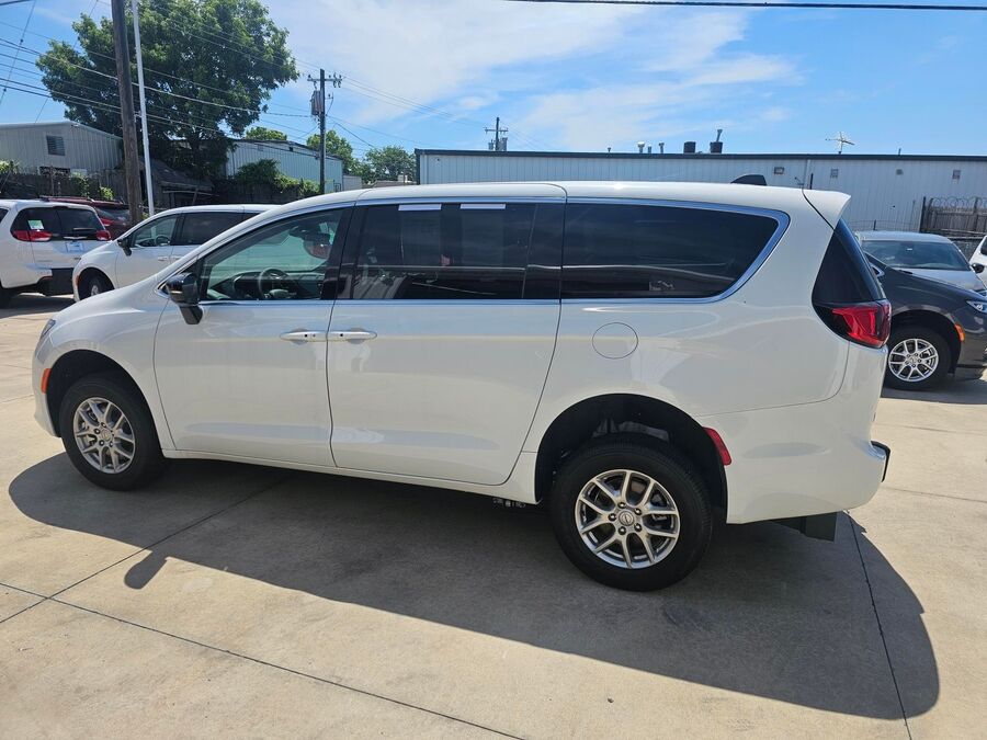 2026 Chrysler Voyager LX - Photo 12