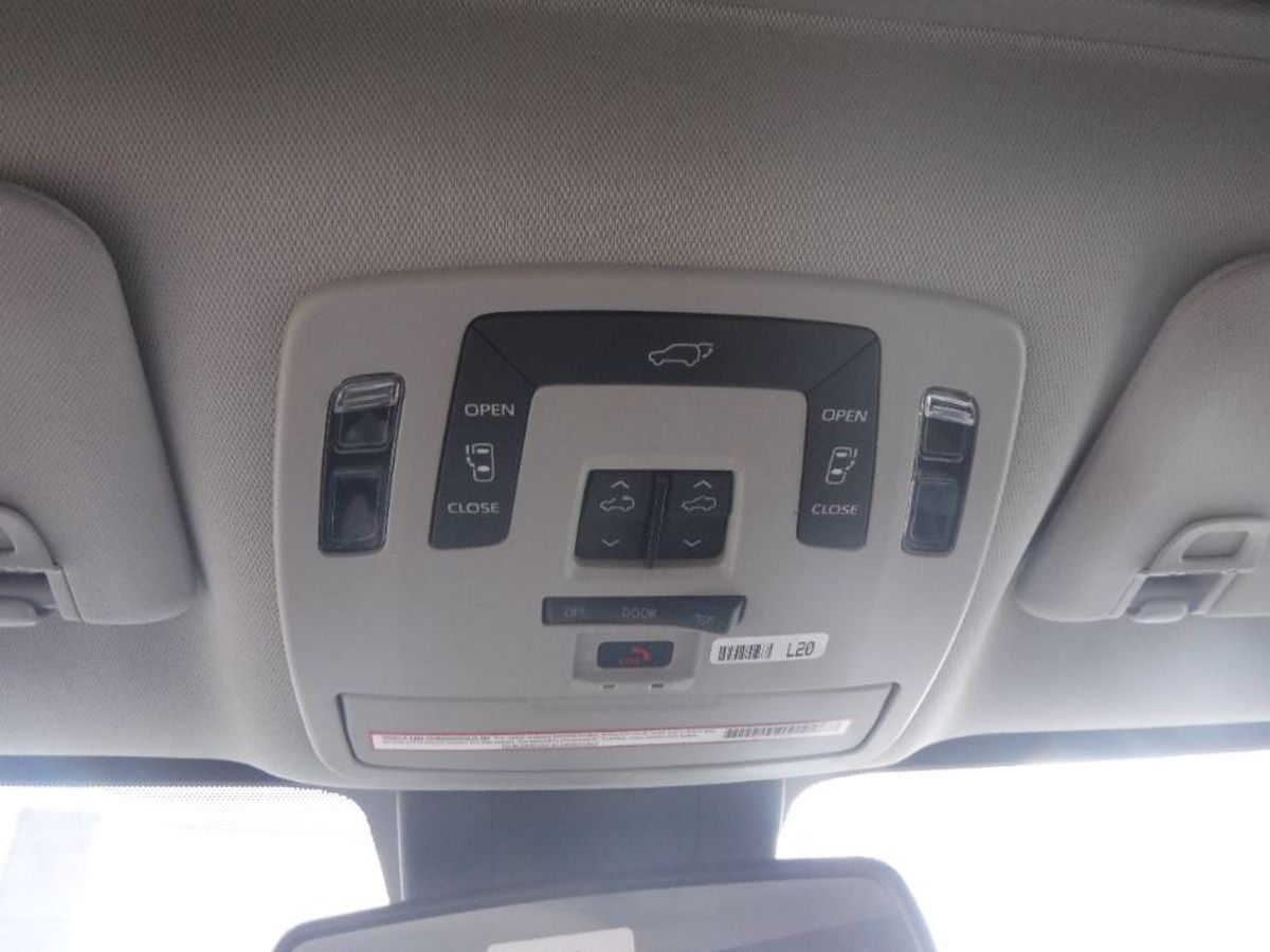 2023 Toyota Sienna XLE - Photo 14