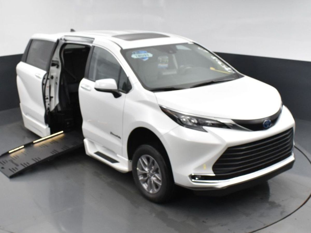 2024 Toyota Sienna XLE - Photo 14