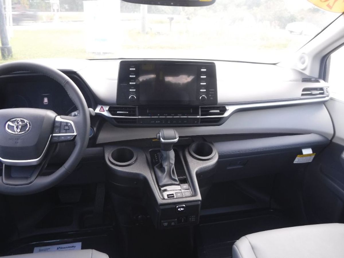 2023 Toyota Sienna XLE - Photo 9