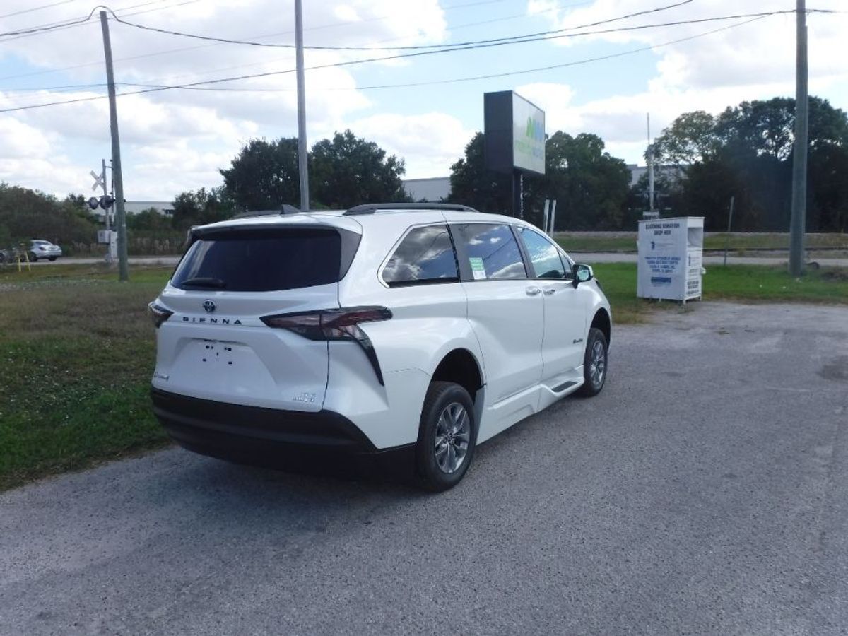 2023 Toyota Sienna XLE - Photo 8