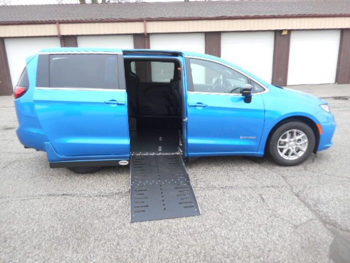 2026 Chrysler Pacifica Select - Photo 10