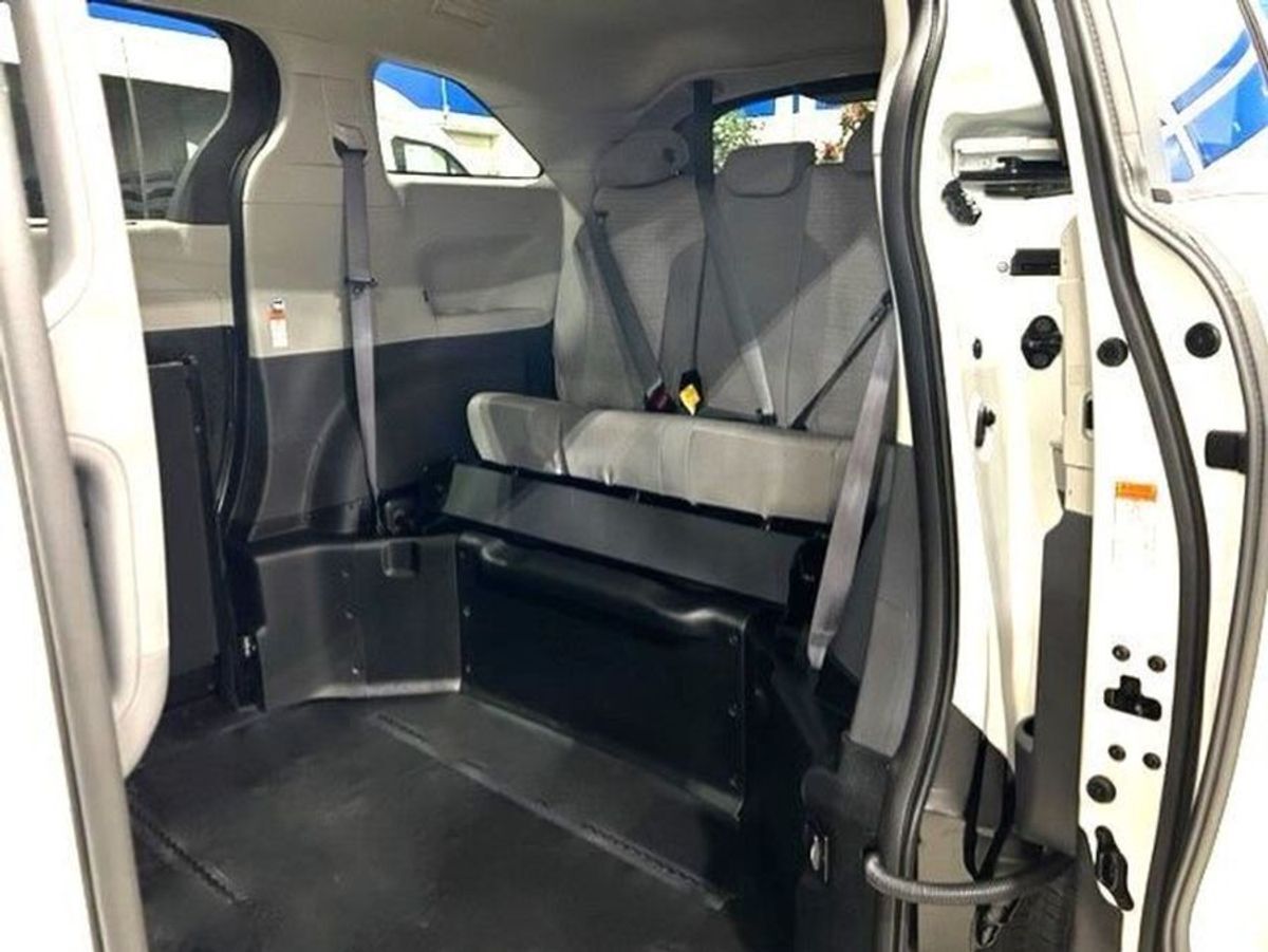 2023 Toyota Sienna LE - Photo 8