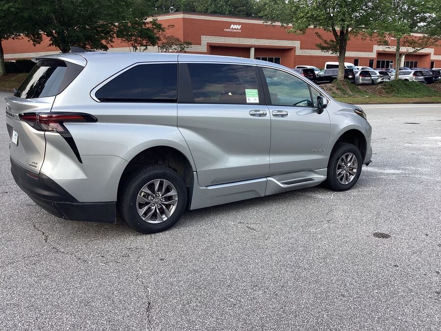 2024 Toyota Sienna XLE - Photo 6