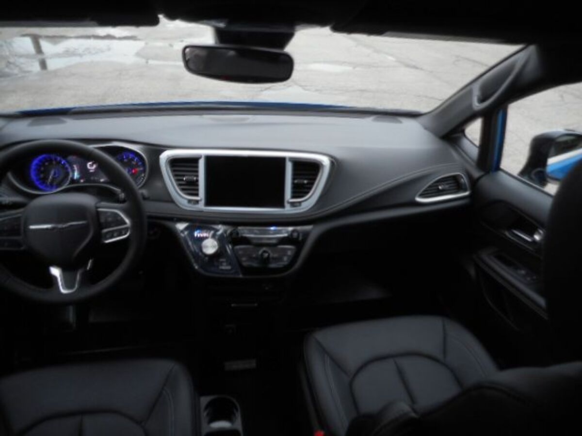 2026 Chrysler Pacifica Select - Photo 11