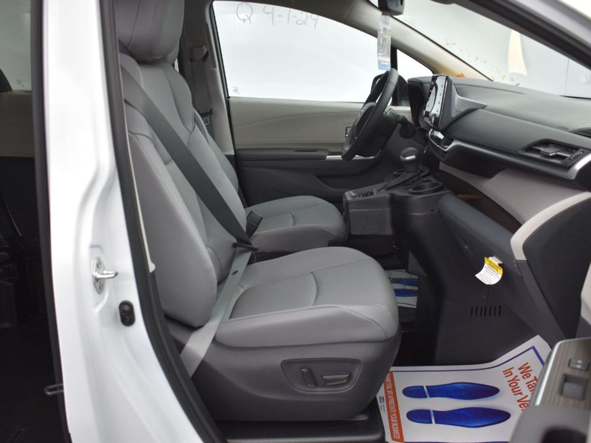2024 Toyota Sienna XLE - Photo 2