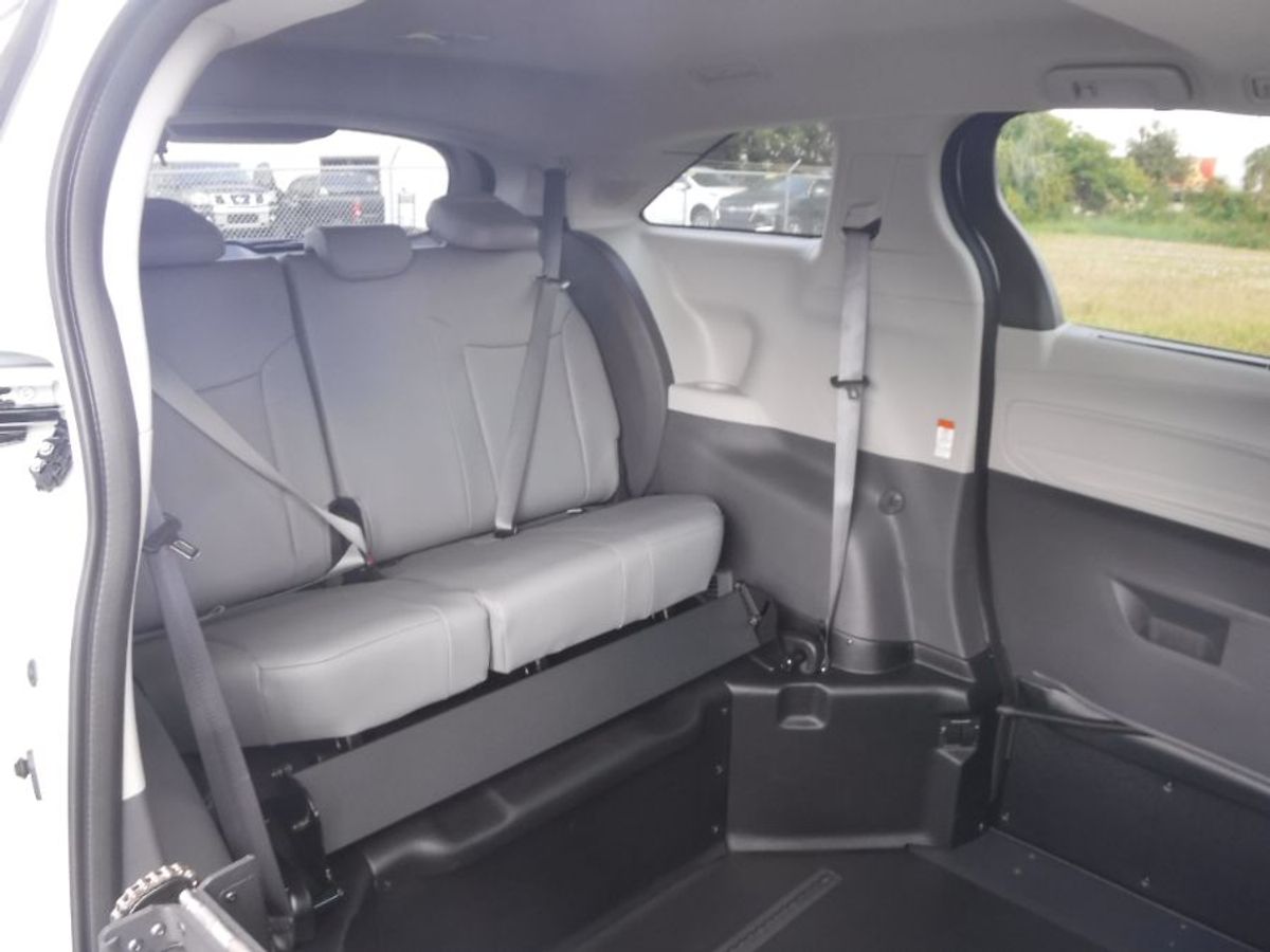 2023 Toyota Sienna XLE - Photo 18