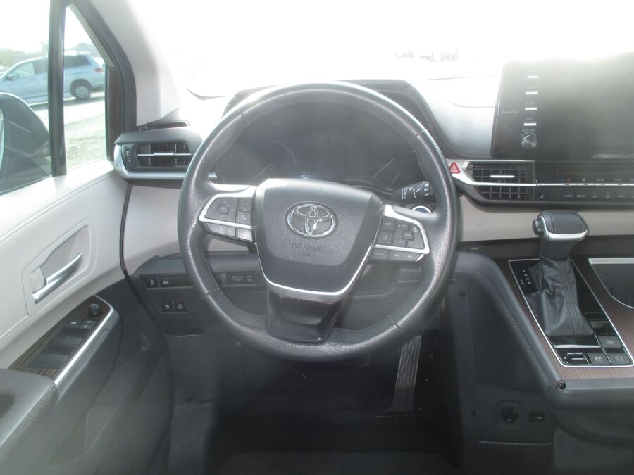 2021 Toyota Sienna XLE - Photo 16